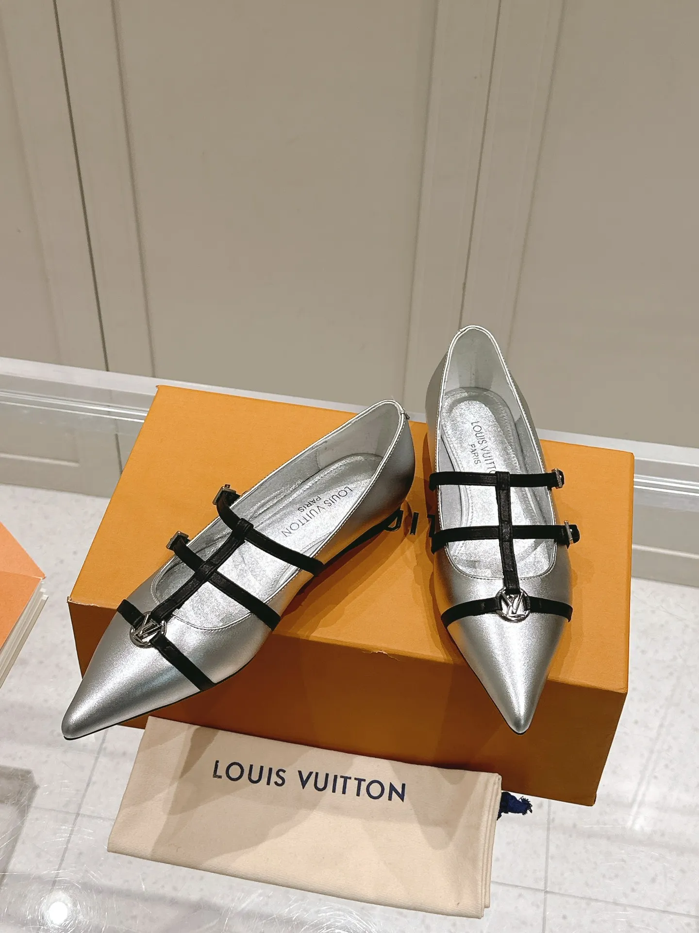 👟👟Ex-factory price 680👟👟 L V➕ Murakami Takashi co-branded series top quality louis vuitton ss25 new arrival～ LV.2025 spring and summer series｜new pointed toe high heels🆕 The small pointed toe of the eagle is matched with a hollow leather strip and a small square buckle to adjust the tightness, and the LV hardware "logo" is embellished, and the details and texture are particularly high-end! The sharp styling effect is a visual feast💯It is difficult to conceal the elegant temperament of LV. It is easy to wear, comfortable, sexy and exquisite ~ Grade A sheepskin lining is soft and breathable. The genuine leather outsole imported from Italy is easy to wear and will not tire your feet. Size: 35-40 (41 customized items are non-refundable)